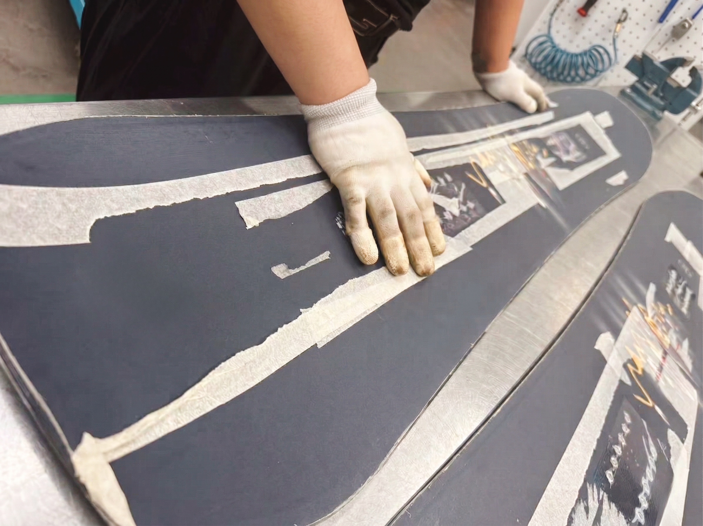 Technical diagram of S-ONE integrated snowsports gear showing the alignment of snowboards, bindings, and boots for optimized power transfer.